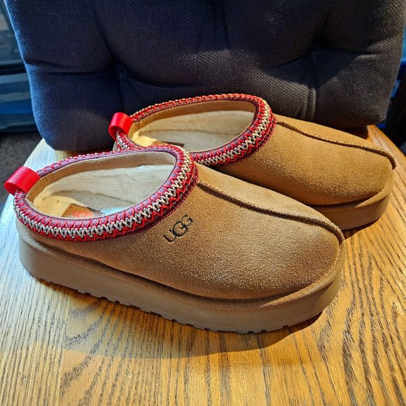 Like New - UGG Tazz Womens Platform  Size 9 - Picture 1 of 10